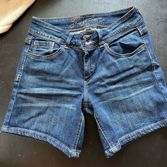 Delilah’s 3/4 Jayden Jean shorts - Picture 1 of 4